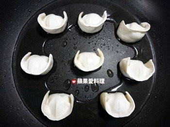 step5: 打開鍋蓋，加1/2量米杯水，蓋鍋蓋。