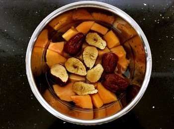 step2: 鍋內加少許清水，水開加入冰糖煮至融化；放入木瓜塊，紅棗。