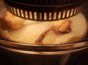 step15: 光波爐預熱220度,用高架,將<a href="https://bit.ly/3zHU5V3" target="_blank" data-keyword="雞翼" class="guide-link"><strong>雞翼</strong></a> <span style="display:inline-block;vertical-align:middle;margin-top:-3px;color:initial;border-radius:3px;padding:2px 3px;font-size:12px;line-height:14px;background:#87d300;color:#fff;">即買</span> 放入焗約5-8分鐘即可(因雞骨部份用平底鑊不能接觸到雞骨,所以再用光波爐或焗爐焗熟,如全程用光波爐去焗亦可,但麵粉部份需要噴上油才會有脆口)