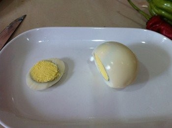 step1: 將蛋煮熟去殼。