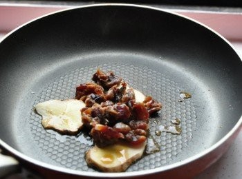 step2: 先以一點點麻油將龍眼乾爆香炒開