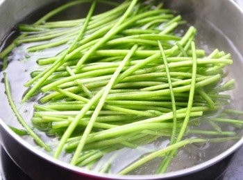 step1: 水滾後放入切段水連略煮5分鐘撈起再冰鎮，可以保持脆感