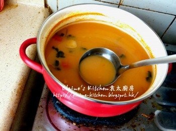 step9: 最後加入魚露 , 青檸汁 , 檸檬葉及芫茜碎拌勻熄火 , 蓋上蓋焗10分鐘即可