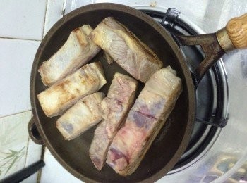 step3: 先燒熱隻白鑊將羊腩放入略煎至表面羊脂焦香攢酒，作用是烘走羊膏的氈味之餘也可減低湯的油份，便燉出來的湯汁清澈