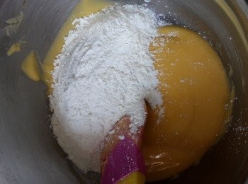 step8: 再倒入粉類