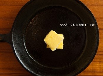 step2: 接著將奶油放入鐵鍋中，並放入已經預熱好200度的烤箱中加熱約6分鐘。