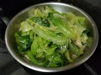 step7: 做法 :

將腐乳用黃酒 , 糖 , 麻油 , 少少雞粉搞成糊狀備用 , 大火爆香蒜頭 , 乾蔥 , 薑片放入生菜 , 少少鹽 , 辣椒碎 , 炒至少少軟身 , 蓋好焗約 30 秒 , 再倒入腐乳醬 , 少少麻油生粉水埋芡 , 完成 .