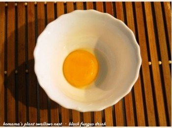 step2: 將雞蛋打入碗中，將蛋白與蛋黃分開，留著蛋黃備用。