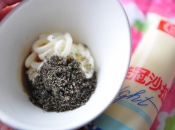 step2: [黑芝麻沙拉醬]製作: 桂冠Light沙拉醬+胡芝麻粉+胡麻油 拌勻