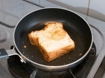 step1: 不用下油，以小火把方包兩面煎成金黃色。