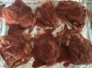 step2: 將已醃好的雞件放在以鋪上錫紙的焗盤上，（蒜片放在雞件下面一起焗）面上蓋上另一張錫紙，以180度焗25分鐘後，移開面上的錫紙繼續焗多25分鐘左右（每10分鐘將雞件翻一翻）繼續焗至雞件乾身，完成！