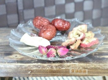 step1: 山楂、 玫瑰花、 紅棗 (去核)、 陳皮 (浸軟刮囊, 切絲)、 如有需要可再加蜜糖，會更滋潤