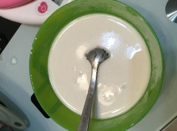 step3: 馬蹄粉加入室溫水100g ，攪拌均勻沒有粉粒出現，然後過篩。