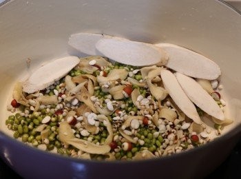 step4: (4) 所有材料放入煲後加水，大水煲滾再中火煲2小時