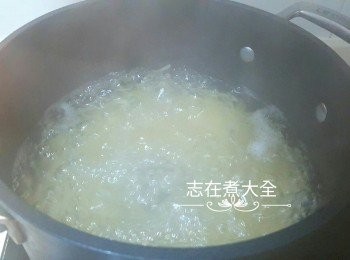 step3: 根據意粉包裝上煮食時間減兩至三分鐘，將意粉加水（水為意粉重量10倍）加油煮熟後盛起備用