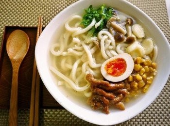 step6: 再把自己喜歡的<span class="group_4">配料</span>擺上就可以了^^或者是可以加入火鍋肉片一起煮也可以，簡單就是美味 濃濃的蒜味真的讓人著迷，蒜頭的量可以依造自己喜好增或減唷