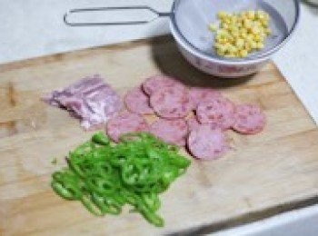 step6: 控干玉米粒的水分，青椒切成小圓圈，火腿切薄片。