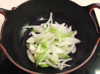 step3: 落京蔥及洋蔥炒香