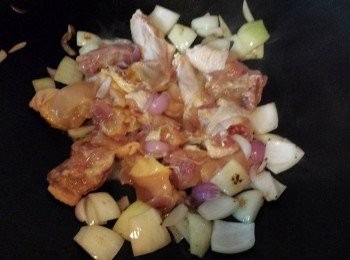 step3: 加入雞件煎一會，再將雞件反轉，煎另一面。