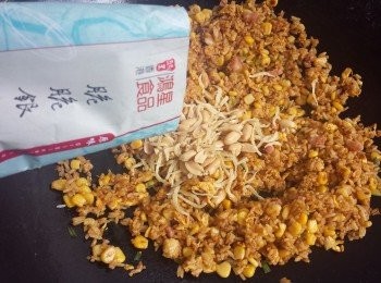 step5: 最後加入脆脆銀魚及蔥花拌勻即可。