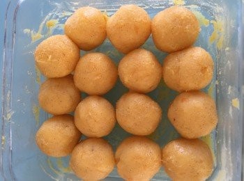 step10: 10. 翌日可以整合了: 預熱焗爐250度 先取出奶皇饀,隔着食物袋磋滑,取出,量度20gm一粒,磋圓,放回雪柜備用 再取出面團,隔着食物袋,或可以洒些枱粉,在工作枱上磋勻,量度27gm一粒,略磋圓備用