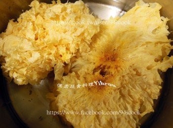 step1: 銀耳（學名：Tremella fuciformis），又稱白木耳，雪耳，是銀耳科銀耳屬真菌銀耳的子實體，是的一種食用菌。子實體為白色或帶黃色，半透明，呈雞冠狀，有平滑柔軟的膠質皺襞，扁薄捲縮如葉狀的瓣片，寄生於朽腐的樹木上。4至9月間採收，5月與8月為盛產期。銀耳在使用前需要泡發。 資料來源:維基百科 http://zh.wikipedia.org/wiki/%E9%8A%80%E8%80%B3