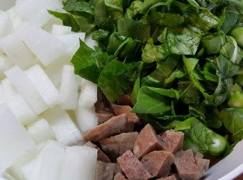 step1: 燒滾一鍋水，加入薑片後，再加入冬瓜煮至半熟。