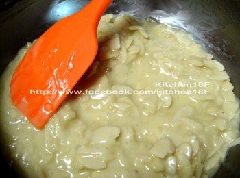 step5: 最後，放進「大杏仁片」，用刮刀輕柔拌勻。(力氣太大，杏仁片會變得太碎)