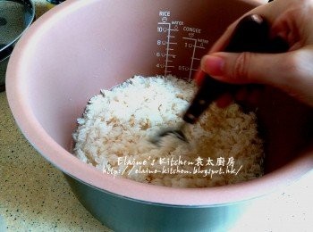 step12: 再加入餘下一杯份量的雞湯拌勻(如唔夠水份 , 可再加入水至平時煮飯的水量)