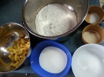 step2: 預備好所有材料,將所有材料加入麵粉中拌勻,搓成麵團,蓋上碟待麵團休息30分鐘