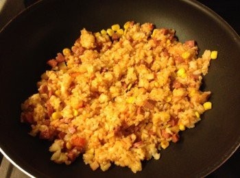 step4: 落腸仔粒, 蟹柳粒和粟米粒, 落茄汁, 味琳和鹽炒勻, 盛起備用