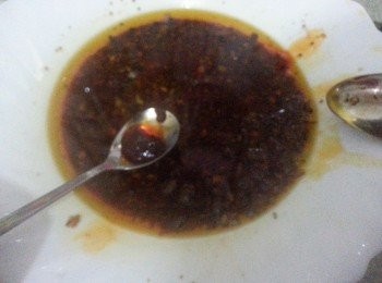 step3: 4)把豉油，醋，李綿記花椒油，
冠益辣椒醬拌入爆過嘅花椒
油裏面
5)把做好嘅汁料淋上雞上面，再灑上
蔥花，莞茜，花生碎即可