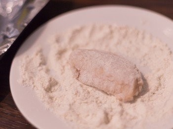 step3: 讓<a href="https://bit.ly/3zHU5V3" target="_blank" data-keyword="雞翼" class="guide-link"><strong>雞翼</strong></a> <span style="display:inline-block;vertical-align:middle;margin-top:-3px;color:initial;border-radius:3px;padding:2px 3px;font-size:12px;line-height:14px;background:#87d300;color:#fff;">即買</span> 上多餘醃料流走，先撲上一層薄薄的麵粉