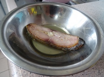 step1: 鹹魚先蒸10分鐘，起肉，用叉搓成蓉