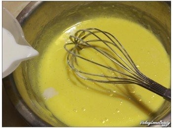 step11: 再慢慢的倒入巳加熱的鮮奶，迅速的攪拌且加熱過的鮮奶需要一點一點的加入，同時也要不停攪拌，才不會將蛋黃燙熟，變成蛋花湯