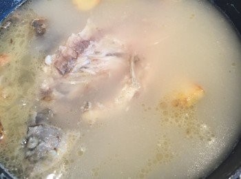step2: 鯽魚先加幾片薑煎香兩邊、灒上熱滾水加蓋煮約 10-15 分鐘