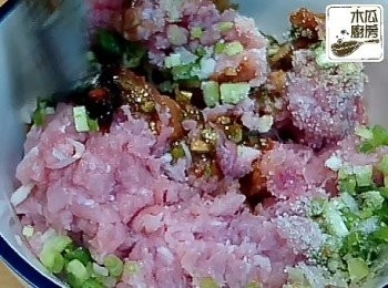 step2: 蔥切碎後，混入豬肉中和調味料拌勻