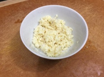 step1: 蒜頭去皮切碎備用