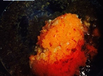 step2: 在鍋中先煮滾味醂，讓當中的酒精揮發掉。然後加入水、豉油和蠔油，煮滾後放入之前準備好的蔬菜薑蓉，煮滾成生姜燒汁（Shogayaki)備用。