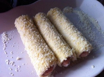 step2: 然後開始以中火熱油，利用木筷子插進油鍋里，筷子稍微起泡，把火調整至小火。
麵包沾上剩餘的蛋汁再沾上麵包糠。