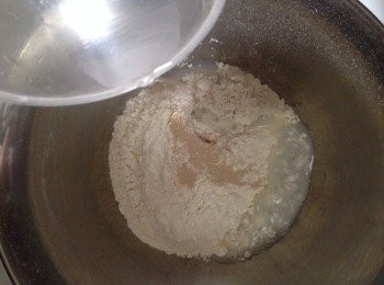 step1: 將中種麵團材料混合，搓揉成一個光滑不黏手的麵團