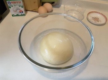 step1: 把上述材混合及搓成團後加入牛油