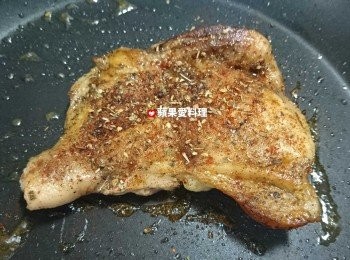 step5: 肉煎熟後，再灑一點義大利香料、紅椒粉、黑胡椒、白胡椒、鹽，即可起鍋。