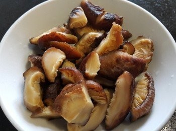 step2: 冬菇，浸軟身後切開一半，浸冬菇水可留用在煎香冬菇後加入燜煮