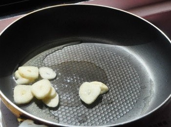 step4: 接著爆香蒜片