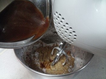 step6: 取個高身的盤子, 下糯米粉及粘米粉略略拌勻, 將黑糖薑汁續少倒進粉中, 一邊倒黑糖薑汁, 一邊用打蛋器開最低速攪拌, 直至加入所有黑糖薑汁並攪拌至滑身無沒粉粒, 備用