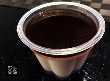 step4: 倒出的焦糖為液態一樣靜置放涼後放冷藏
在要吃奶酪前淋上適量的焦糖液即可