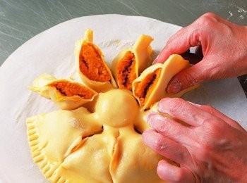 step10: 拿掉杯子之後，把派皮變成帶狀的部分1片1片用手指捏起來，全部往相同的方向扭轉¼次，讓切面朝著上方