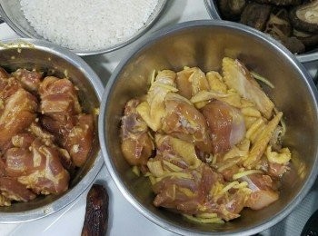 step1: 先<span class="group_2">醃雞</span>及<span class="group_3">醃排骨</span>。
蠟腸先蒸5分鐘，切粒，備用。
米洗淨隔水瀝乾。