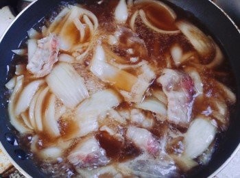 step3: 再加３～４塊牛肉落去用中細火滾１０～１５分鐘，滾到洋蔥轉色就可以試味